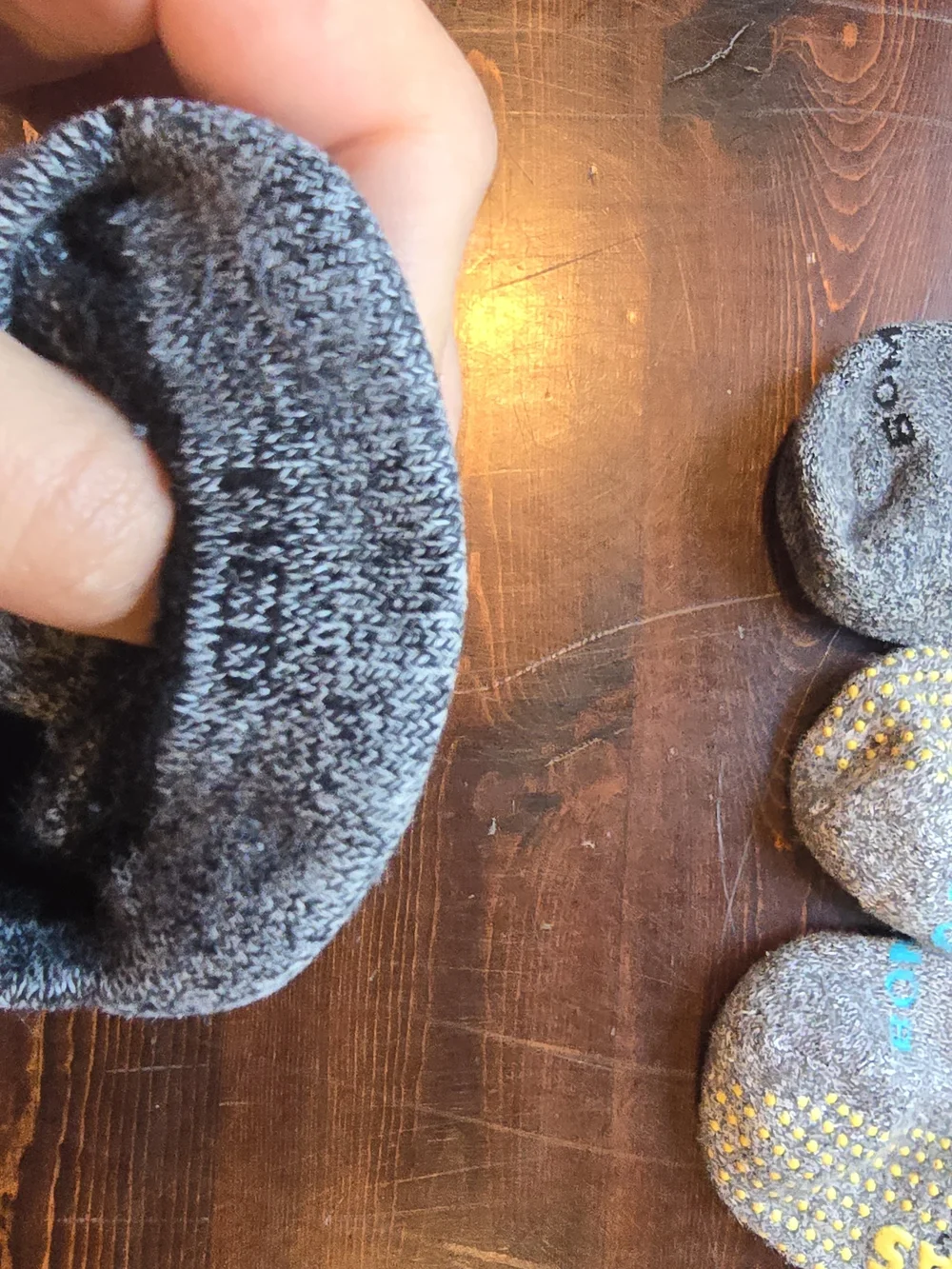 Lot of 4 Pairs Bombas Ankle Socks - Size Medium - Gray Gripper & Low-Cut (Hole i